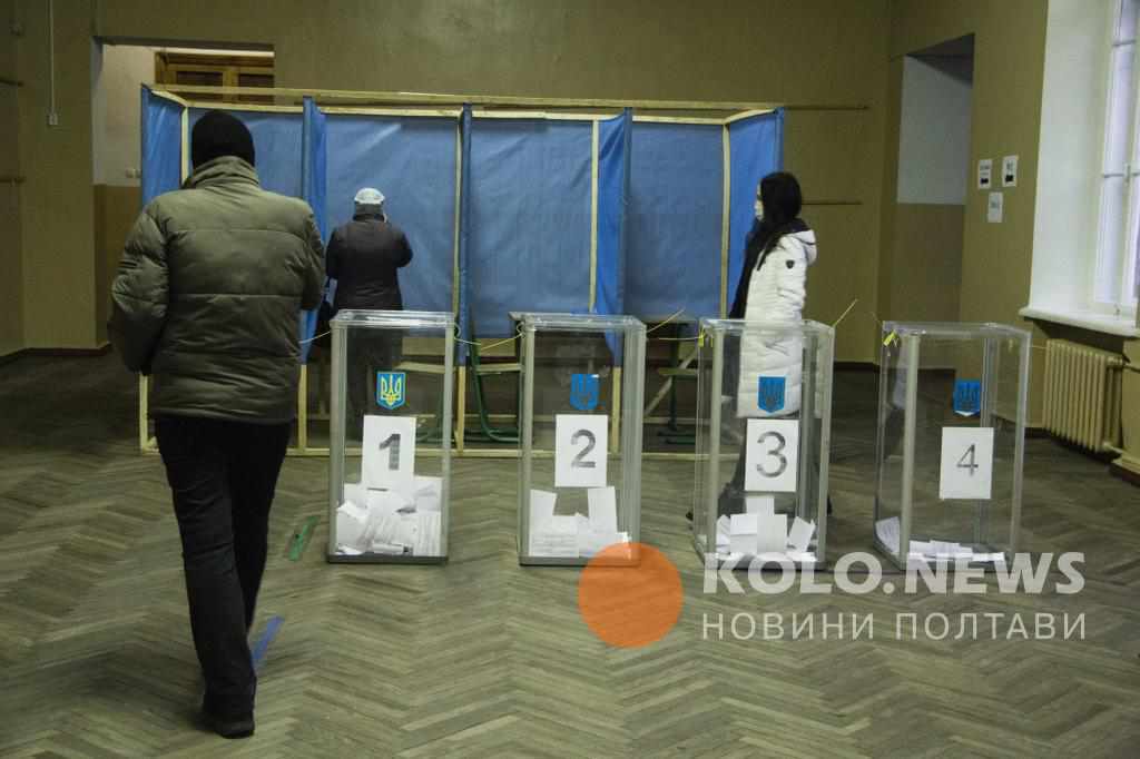 Для себе і для дружини: у Полтаві виборці фотографували заповнені бюлетені. ВІДЕО