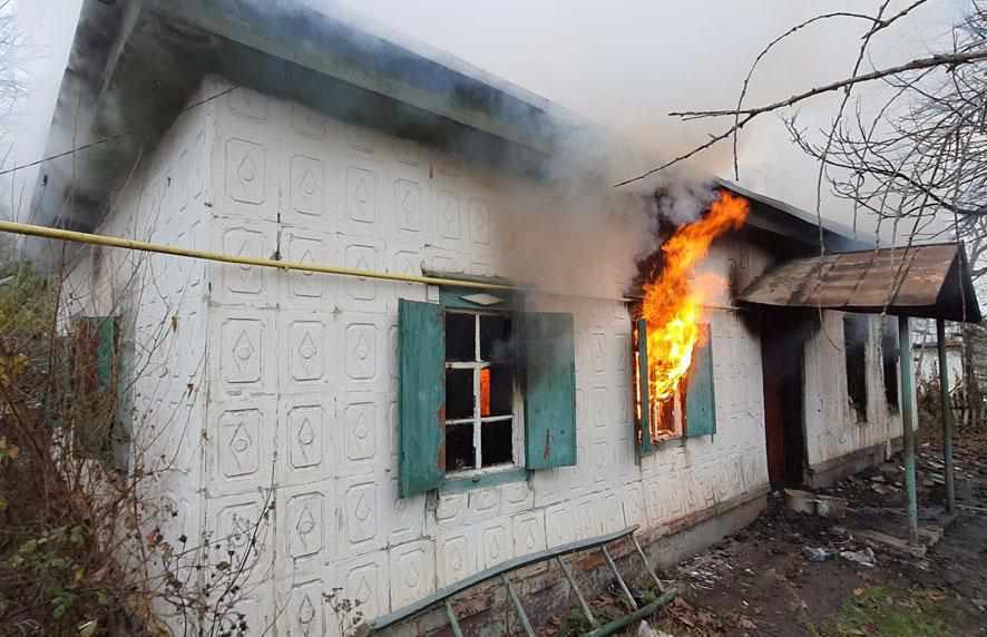 На Полтавщині в пожежі загинув чоловік: вогонь гасили майже п’ять годин. ФОТО