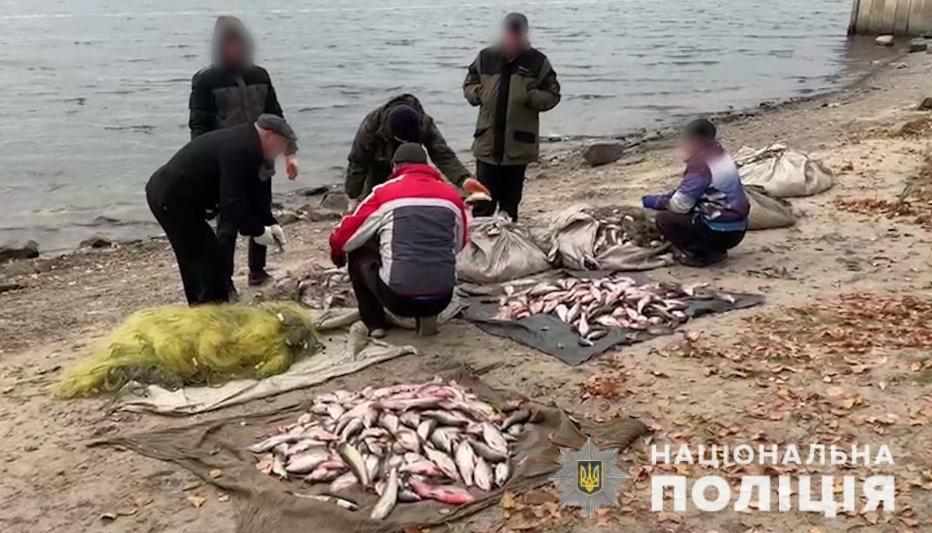 На Полтавщині ексінспектор рибоохоронного патруля протаранив човен поліції. ВІДЕО