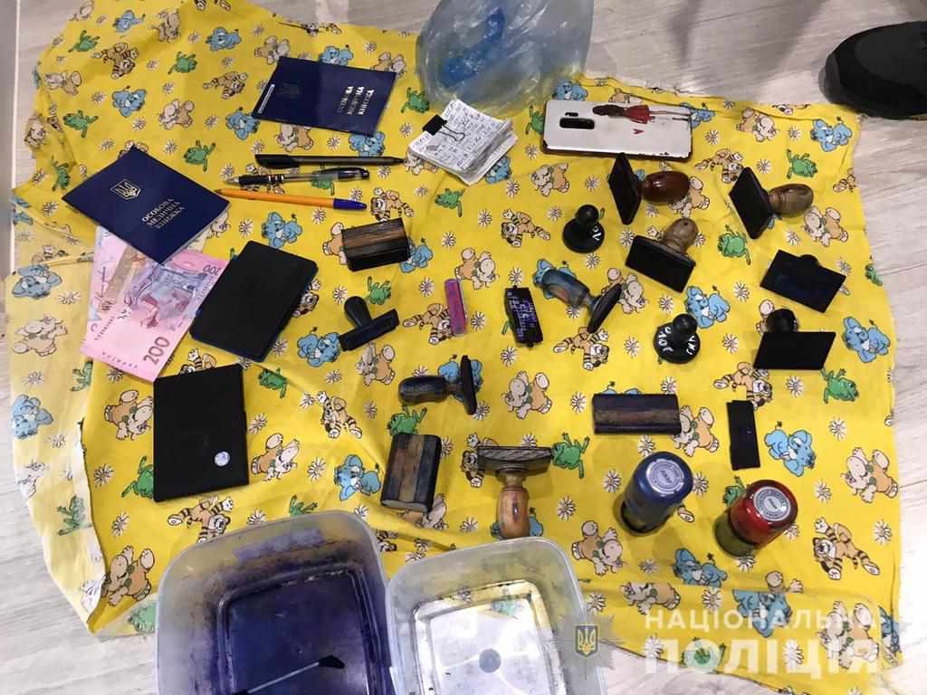 На Полтавщині викрили групу медиків, які незаконно оформляли санітарні книжки
