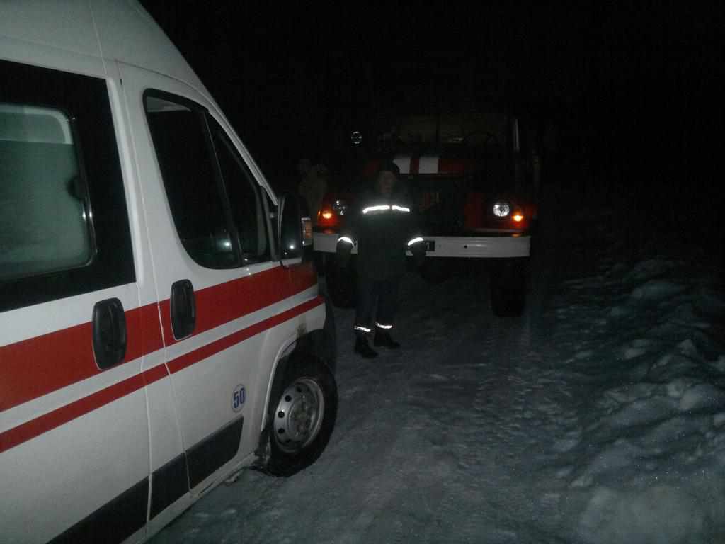 За добу зі снігових заметів на Полтавщині вивільнили п’ять автомобілів