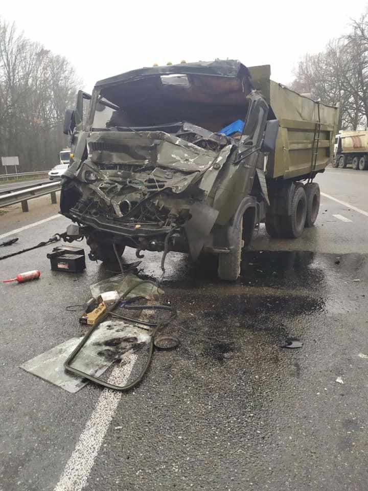 На Полтавщині зіткнулися кілька вантажівок, серед них – військові. ФОТО