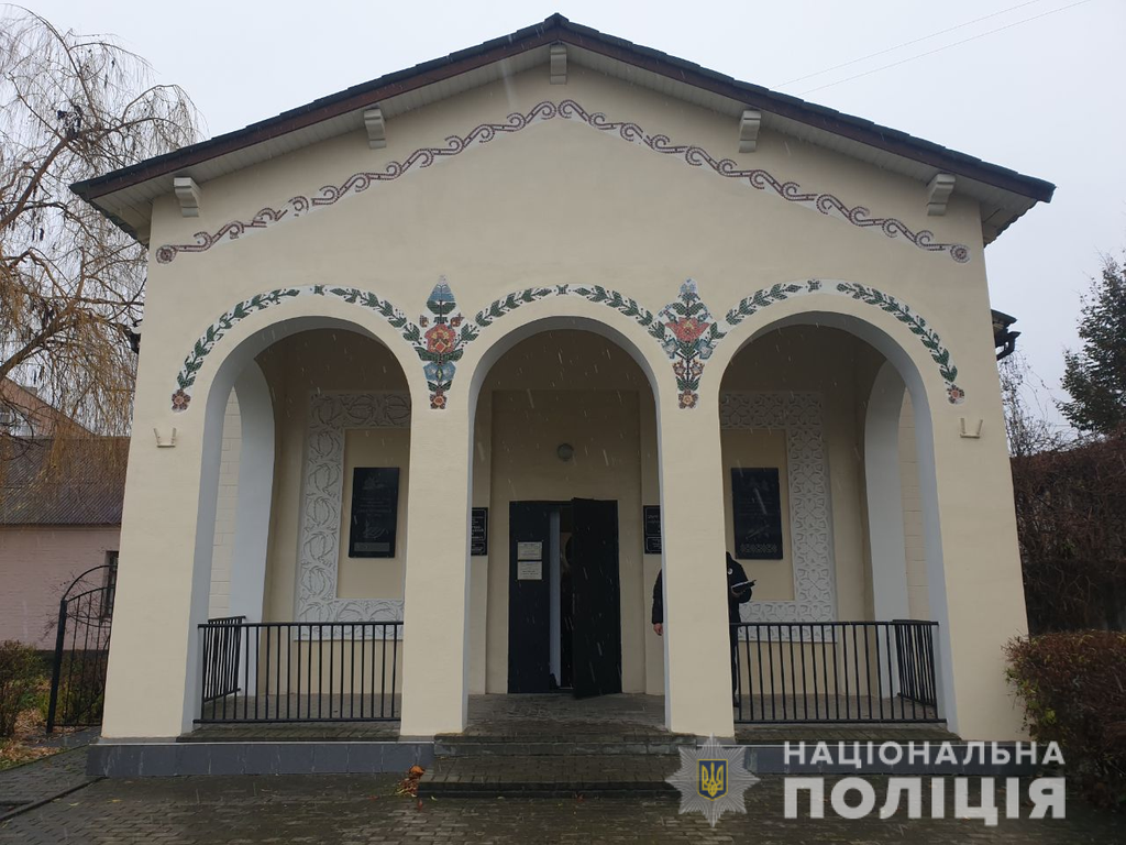 У Миргороді обікрали музей: поліція розшукує свідків
