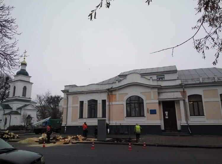 У центрі Полтави спиляли всі дерева біля будівлі РАЦСу. ФОТО