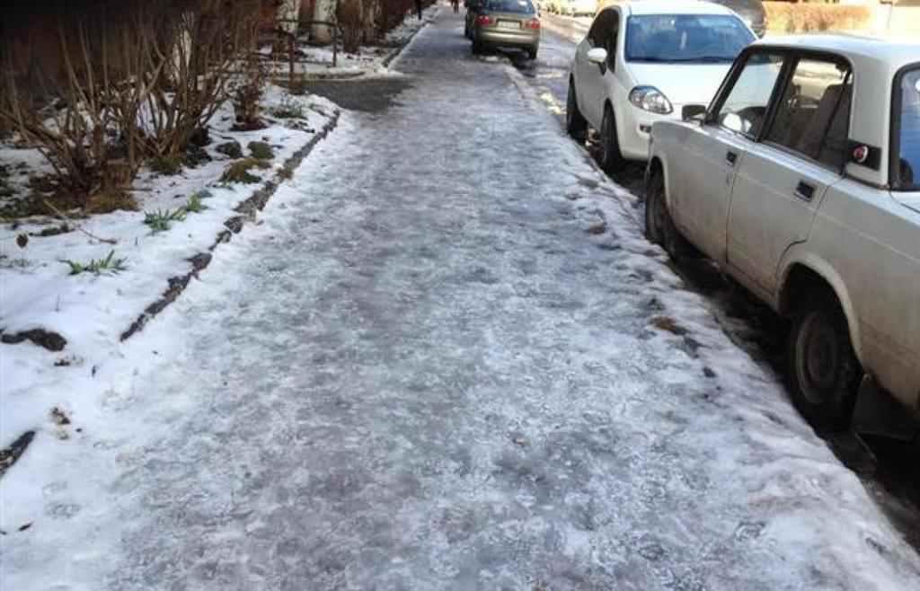Чи якісно чистять тротуари від льоду: думки полтавців