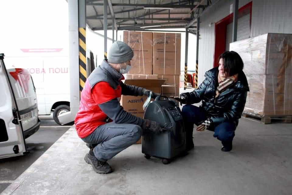 Полтавським лікарням подарували 100 концентраторів кисню, що рятують при коронавірусі