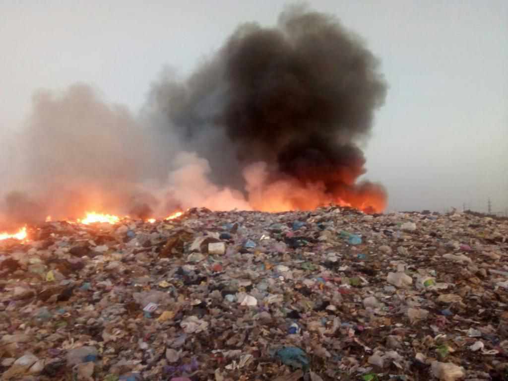На Полтавщині кілька днів горить комунальне сміттєзвалище