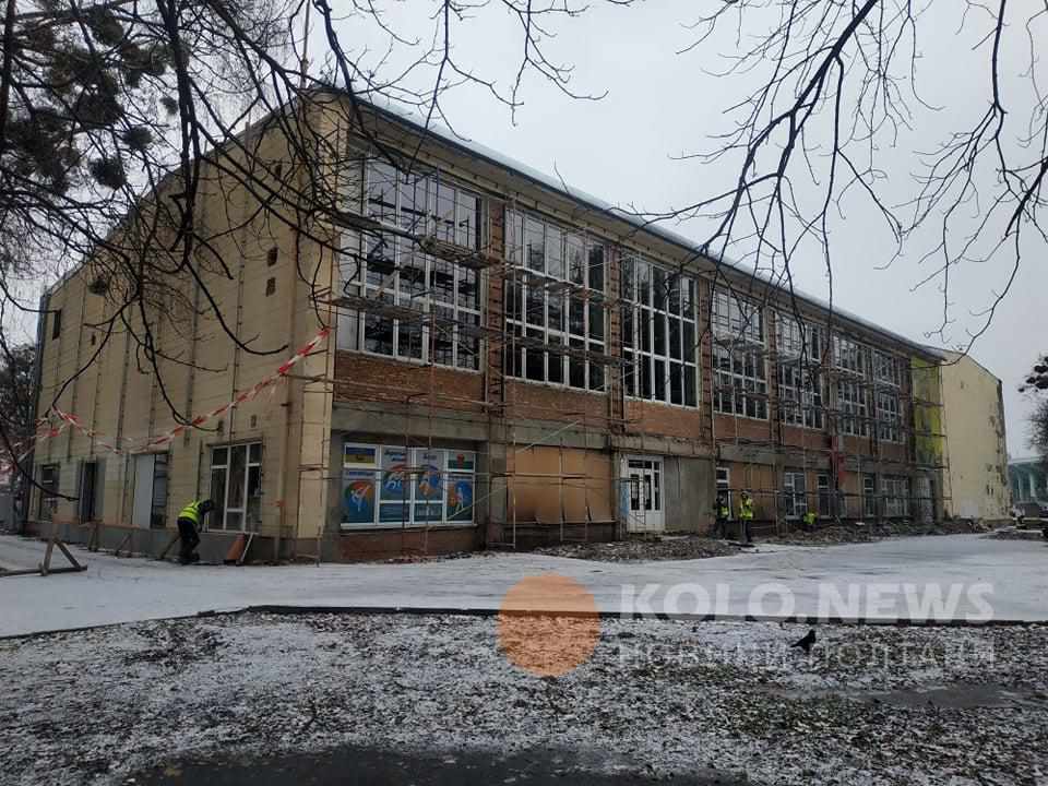 Спорткомплекс «Спартак» у Полтаві ремонтують: у зиму – з новими вікнами. ФОТО