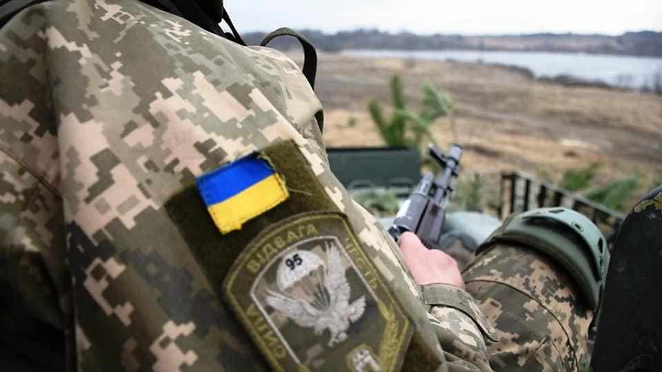 На Сході України ворог стріляв з артилерійських систем та мінометів, один боєць поранений