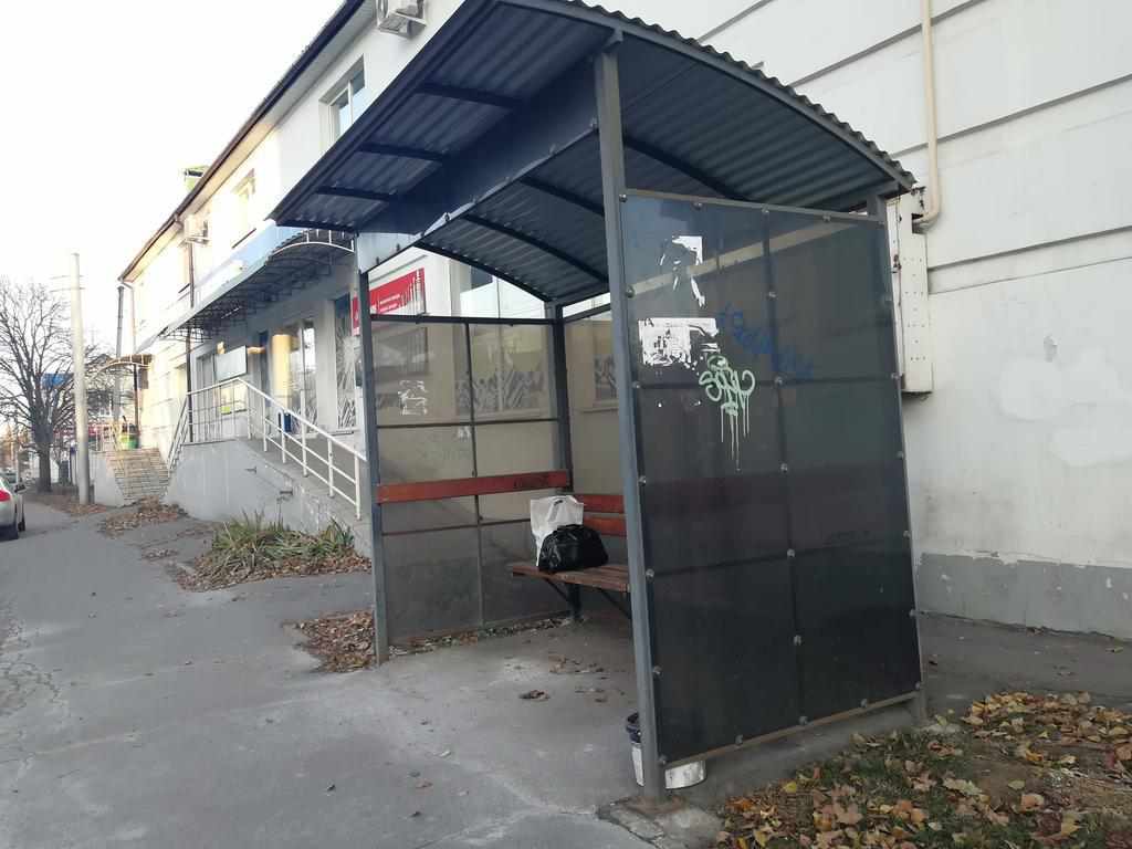 Діряву зупинку в Полтаві нарешті полагодили. ФОТО