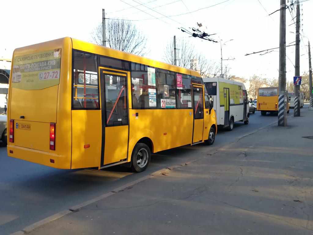 Рух транспорту в центрі Полтави відновили, але не повністю: де досі перекрито