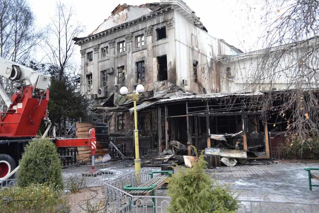 Пожежа в будівлі кінотеатру Котляревського в Полтаві: ще димить, частина вулиць у центрі перекриті. ФОТО