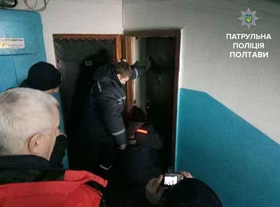 У Полтаві дідуся завалило сміттям у власній квартирі