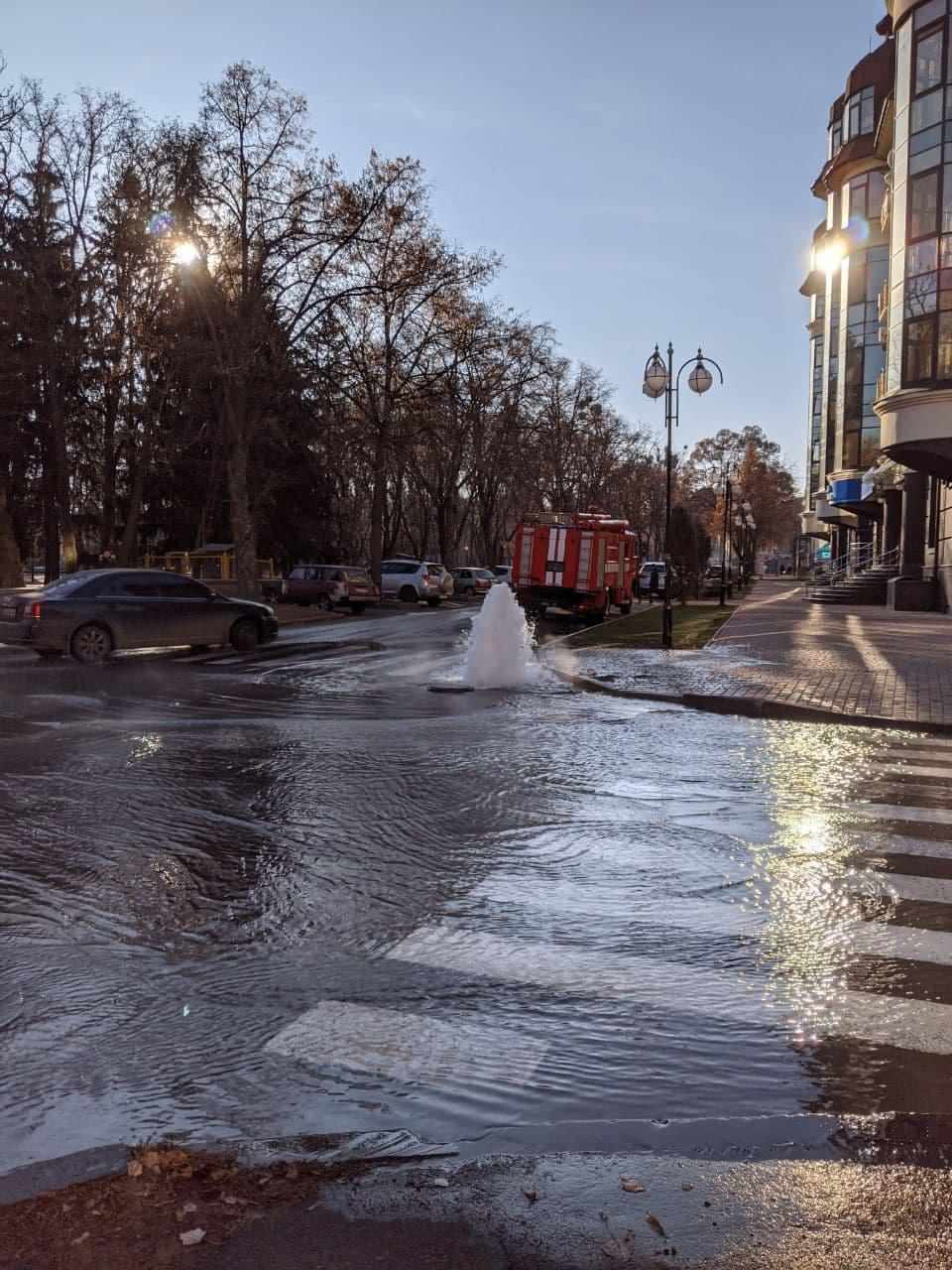 У центрі Полтави утворився двометровий «фонтан»: причина. ВІДЕО