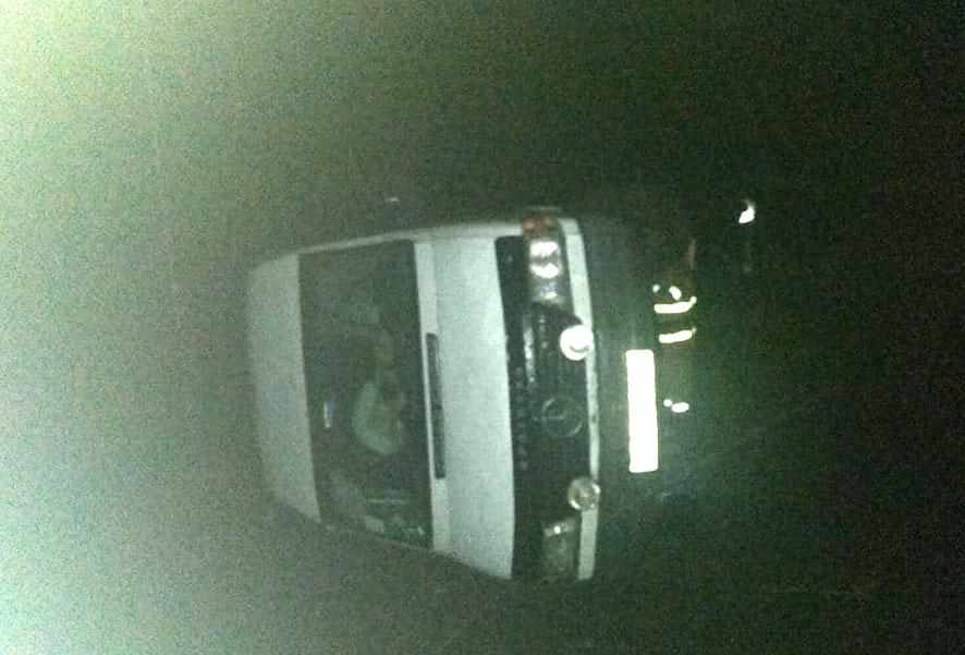 Перекинутий мікроавтобус та дерево на дорозі: на Полтавщині через ожеледь рятувальники надавали допомогу водіям 