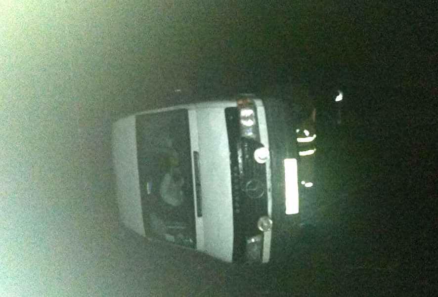 Перекинутий мікроавтобус та дерево на дорозі: на Полтавщині через ожеледь рятувальники надавали допомогу водіям