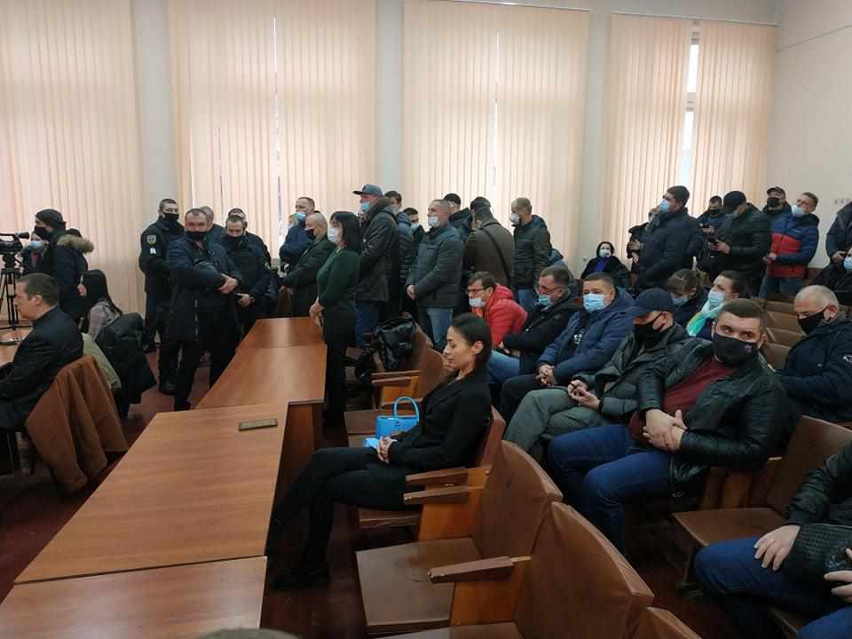 У Полтаві зі скандалом, бійками, тітушками обрали голову Подільської районної ради. Оновлюється