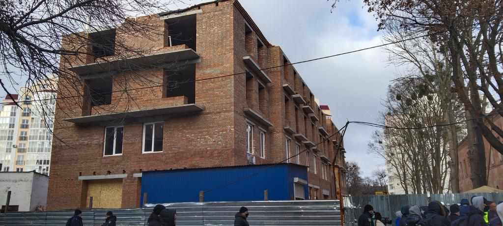 Чотири поверхи замість дозволеного одного: у Полтаві скандал щодо будівництва в центрі міста. ФОТО, ВІДЕО