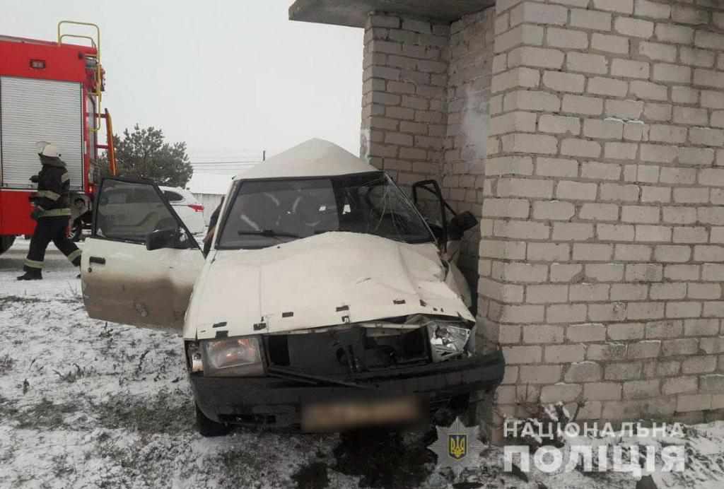 На Полтавщині авто врізалося в зупинку: постраждалі отримали чисельні травми