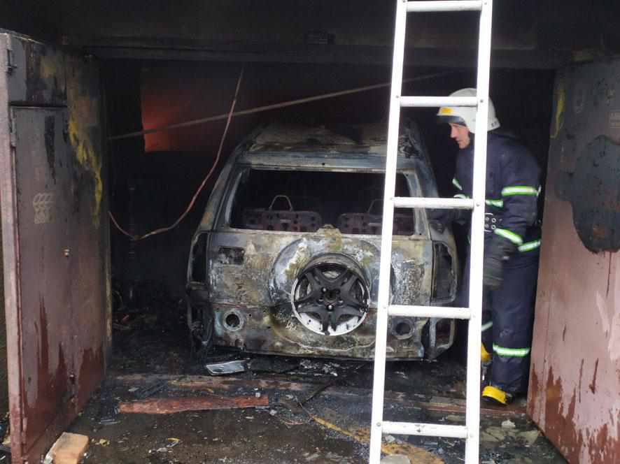 На Полтавщині згорів автомобіль та будинок