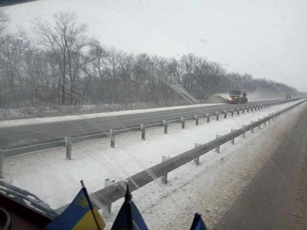 На дорогах Полтавщини ліквідують наслідки негоди, водіїв закликають бути вкрай обережними