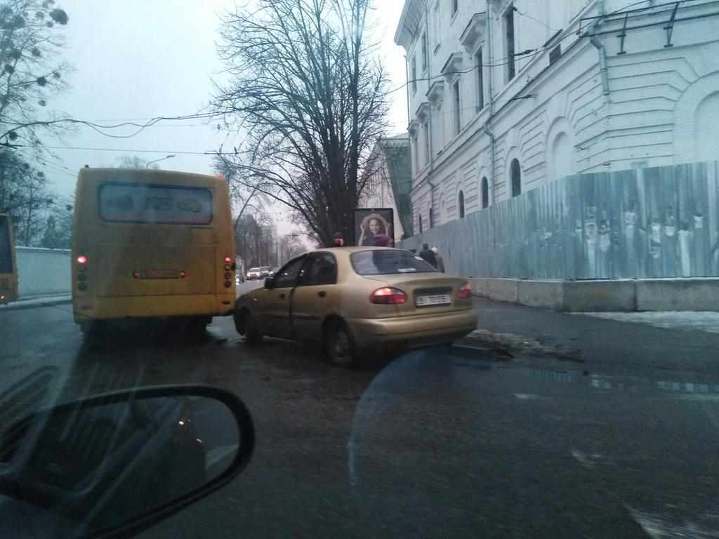 У Полтаві ДТП в центрі: зіткнулись автобус та легковик. ФОТО. ОНОВЛЕНО