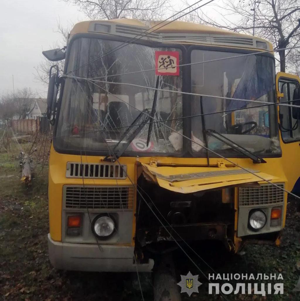 На Полтавщині сталась ДТП: шкільний автобус врізався у стовп, є травмовані. ФОТО