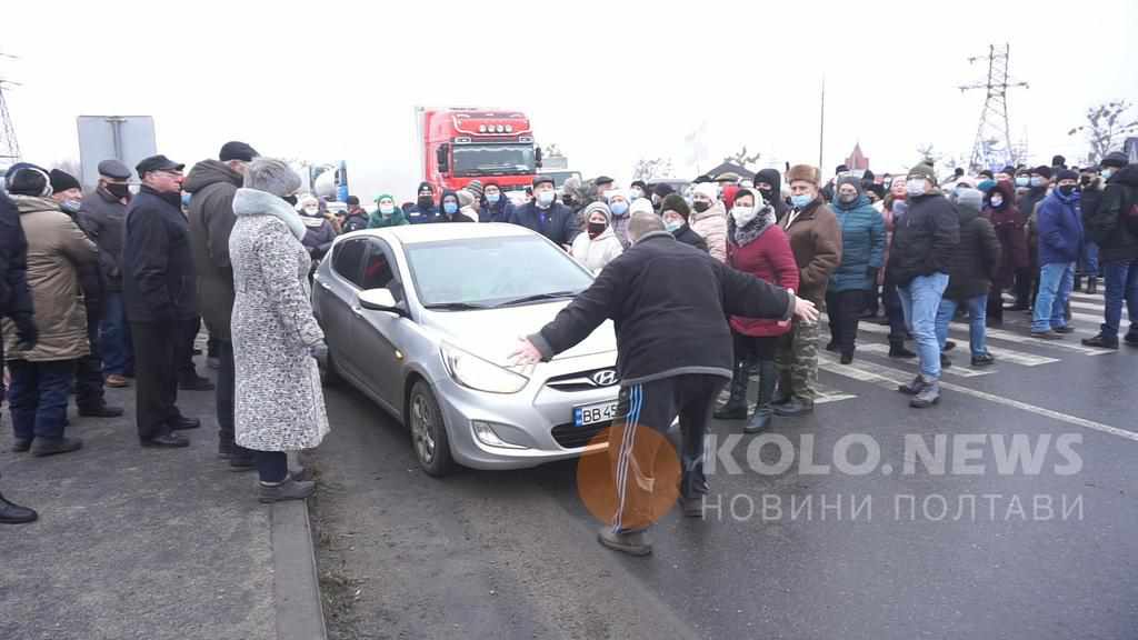 Мітингувальники, які перекривали трасу Київ-Харків на Полтавщині, оголосили вимоги та не збираються відступати. ВІДЕО