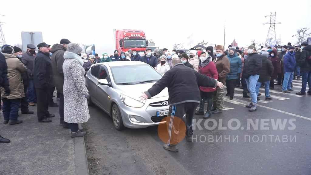 Мітингувальники, які перекривали трасу Київ-Харків на Полтавщині, оголосили вимоги та не збираються відступати