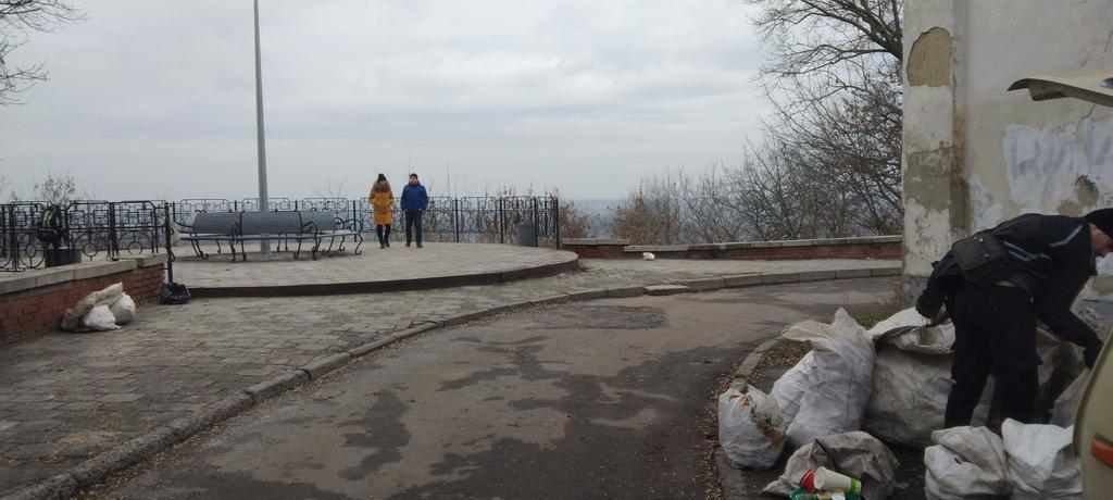 У Полтаві біля популярного оглядового майданчика зібрали 200 кілограмів склобою. ФОТО
