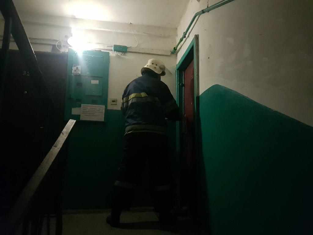 На Полтавщині труп чоловіка кілька днів пролежав у зачиненій квартирі: двері відкривали рятувальники
