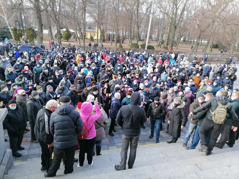 Під Полтавською міськрадою люди мітингують проти тарифів на газ: перекривають дорогу. ВІДЕО