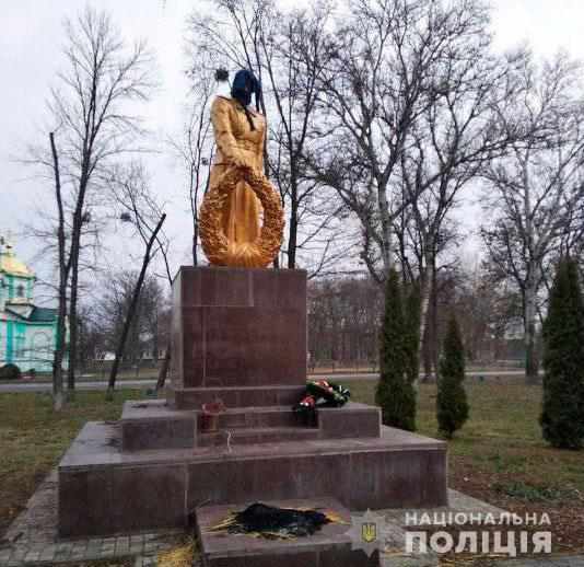 На Полтавщині біля монумента Загиблим у Другій світовій війні палили багаття, а на сам пам’ятник повісили ганчірку