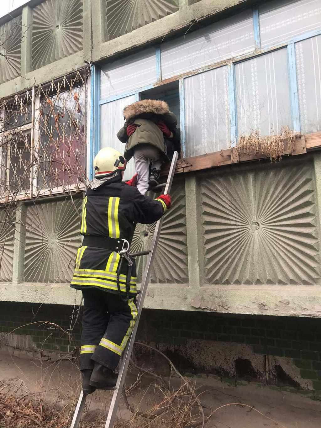 На Полтавщині з палаючої квартири врятували дитину, чоловік – загинув