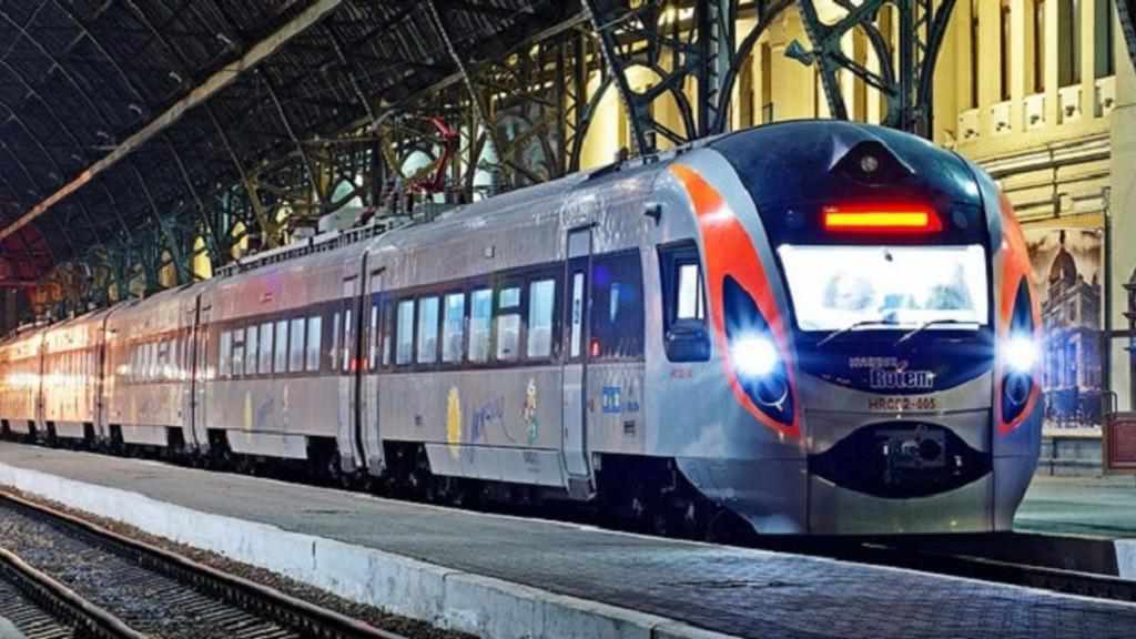 Через новий чат-бот тепер можна купити квитки на потяги: новація від «Укрзалізниці»