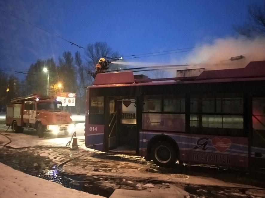 У Кременчуці просто на шляху загорівся тролейбус