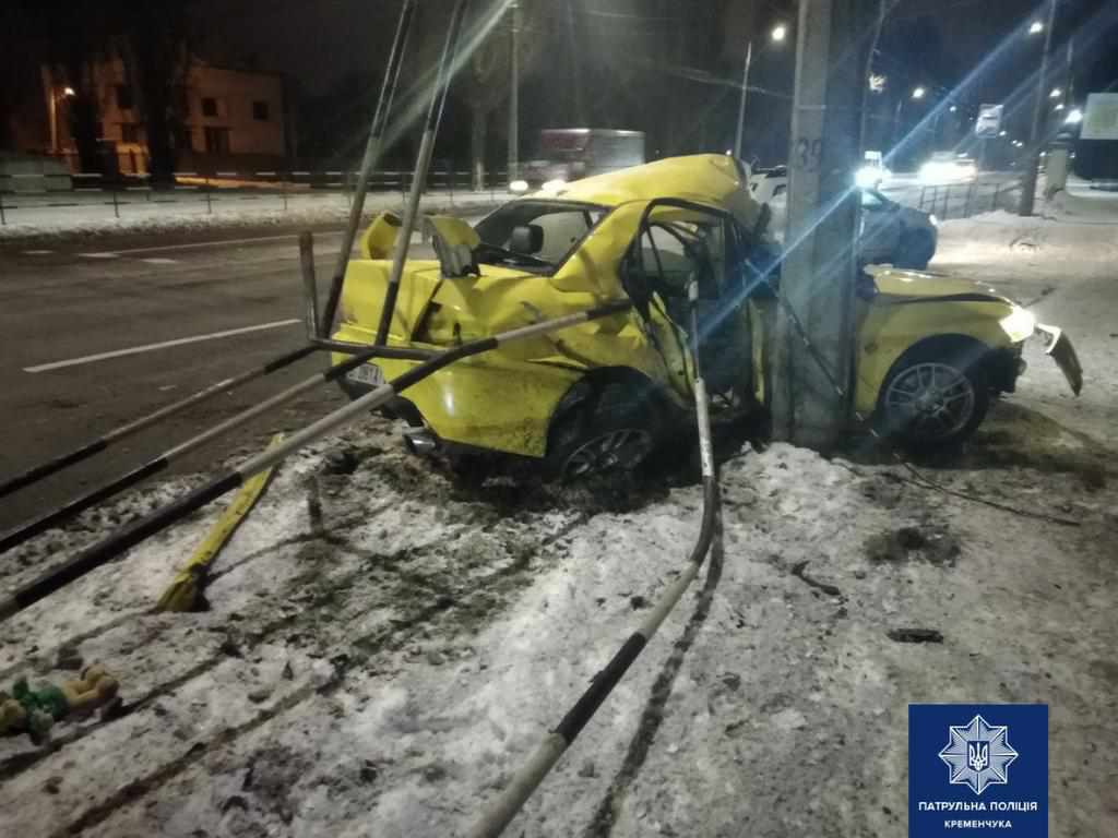 На Полтавщині 16-річний юнак під дією алкоголю розбив викрадену автівку