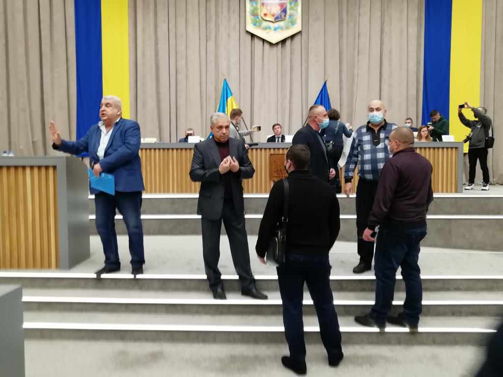 У Полтаві кілька активістів намагаються зірвати сесію Полтавської обласної ради щодо зниження тарифів на газ. ФОТО. ВІДЕО