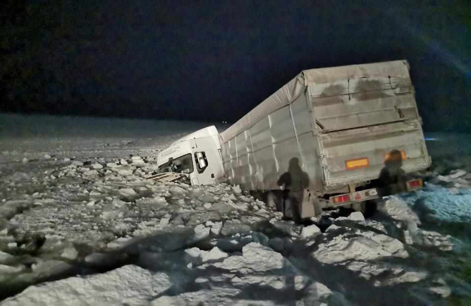 Під Кременчуком вантажівка злетіла з дамби. ФОТО