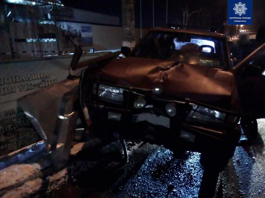 ДТП у Кременчуці: автівка в’їхала в огорожу