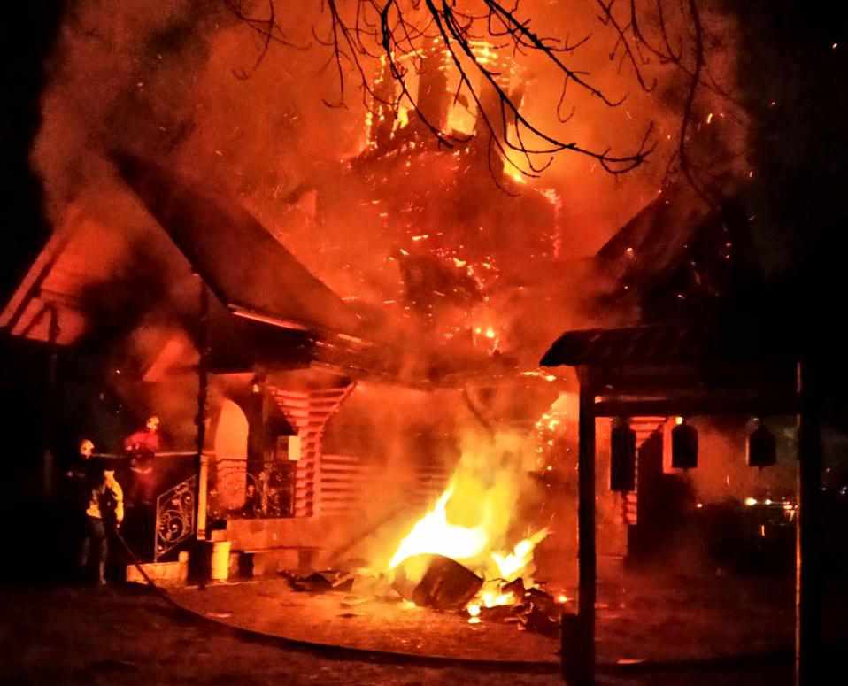 Через пожежу багатодітна полтавська родина опинилася на вулиці: потрібна допомога
