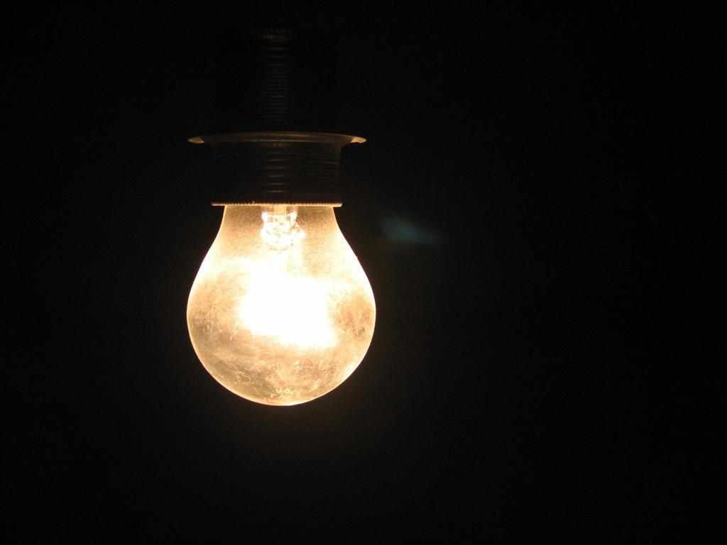 На Полтавщині продовжують відключати села від вуличного освітлення: хочуть оплати за стовпи
