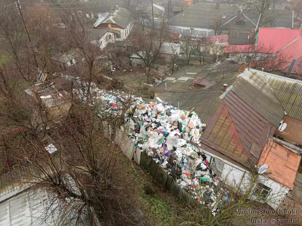 У центрі Полтави виросло сміттєзвалище: від смороду роками потерпають сусіди. ФОТО 