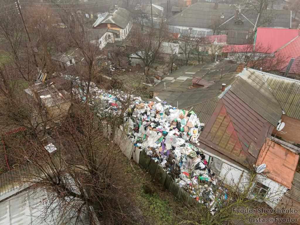 У центрі Полтави виросло сміттєзвалище: від смороду роками потерпають сусіди. ФОТО