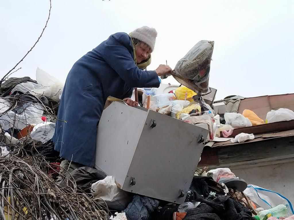 Сміттєзвалище в центрі Полтави вивозять: власниця будинку чинить опір. ФОТО, ВІДЕО