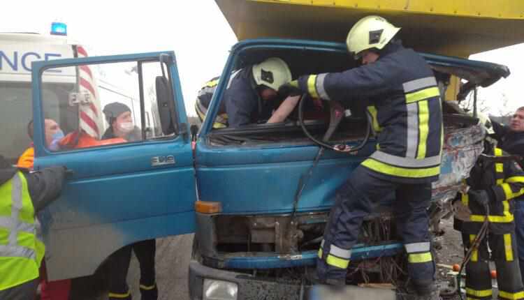 На в’їзді в Кременчук зіштовхнулись вантажівки: водія довелося вирізати з автомобіля. ФОТО, ВІДЕО