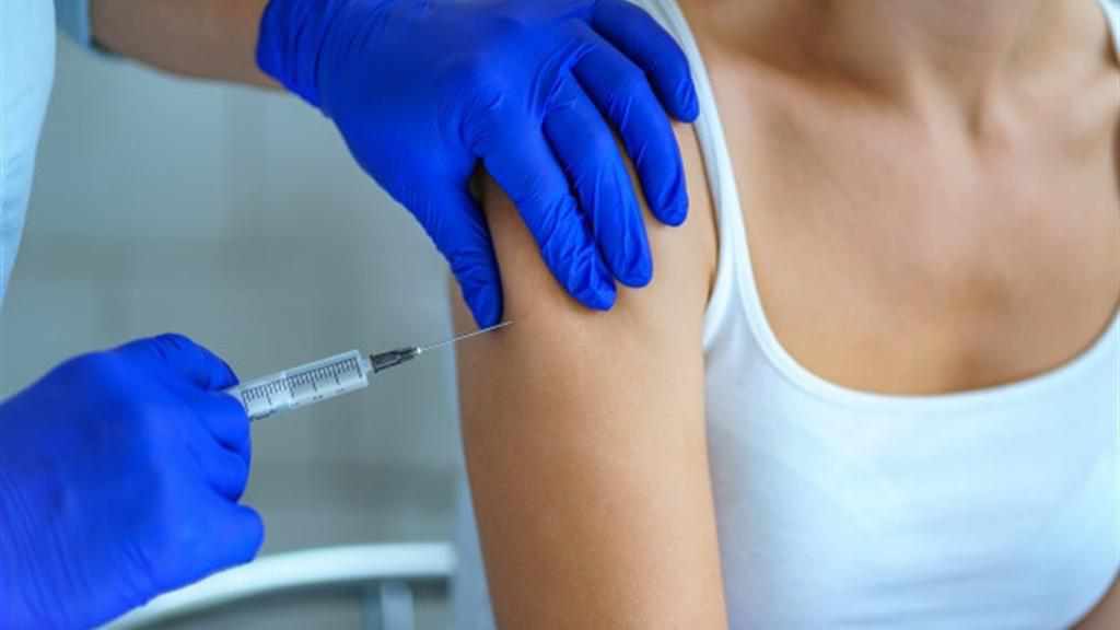 Щеплення від коронавірусу: скільки людей та кого першими вакцинуватимуть на Полтавщині 