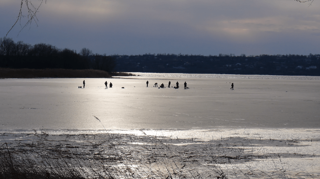 Рятують рибалку, якого віднесло на крижині біля Кременчуцької ГЕС. ВІДЕО. ОНОВЛЮЄТЬСЯ