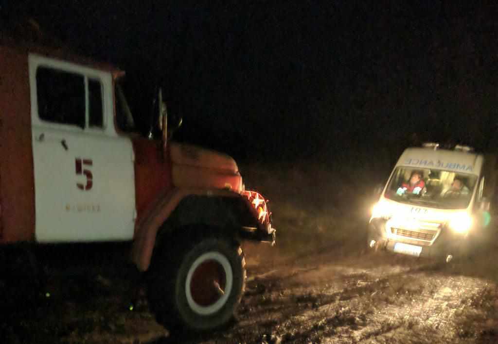 «Швидка» з пацієнтом застрягла на дорозі на Полтавщині: витягали рятувальники