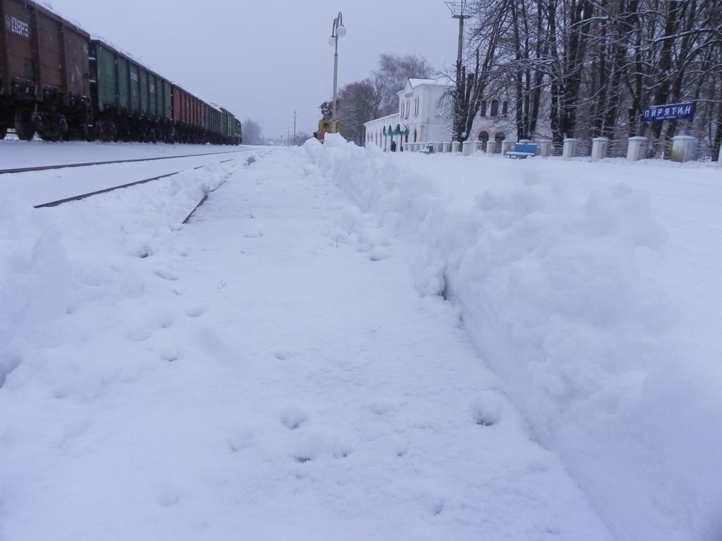 На Полтавщині випав сніг: де та куди звертатися по допомогу водіям. ФОТО
